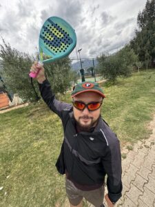 Martín, founder of PadelSensation, holding his padel racket on an outdoor court